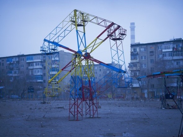 Simon Norfolk - Noria en un descampado en la urbanización Mikrorayon construida durante la invasión soviética, Kabul, 2010